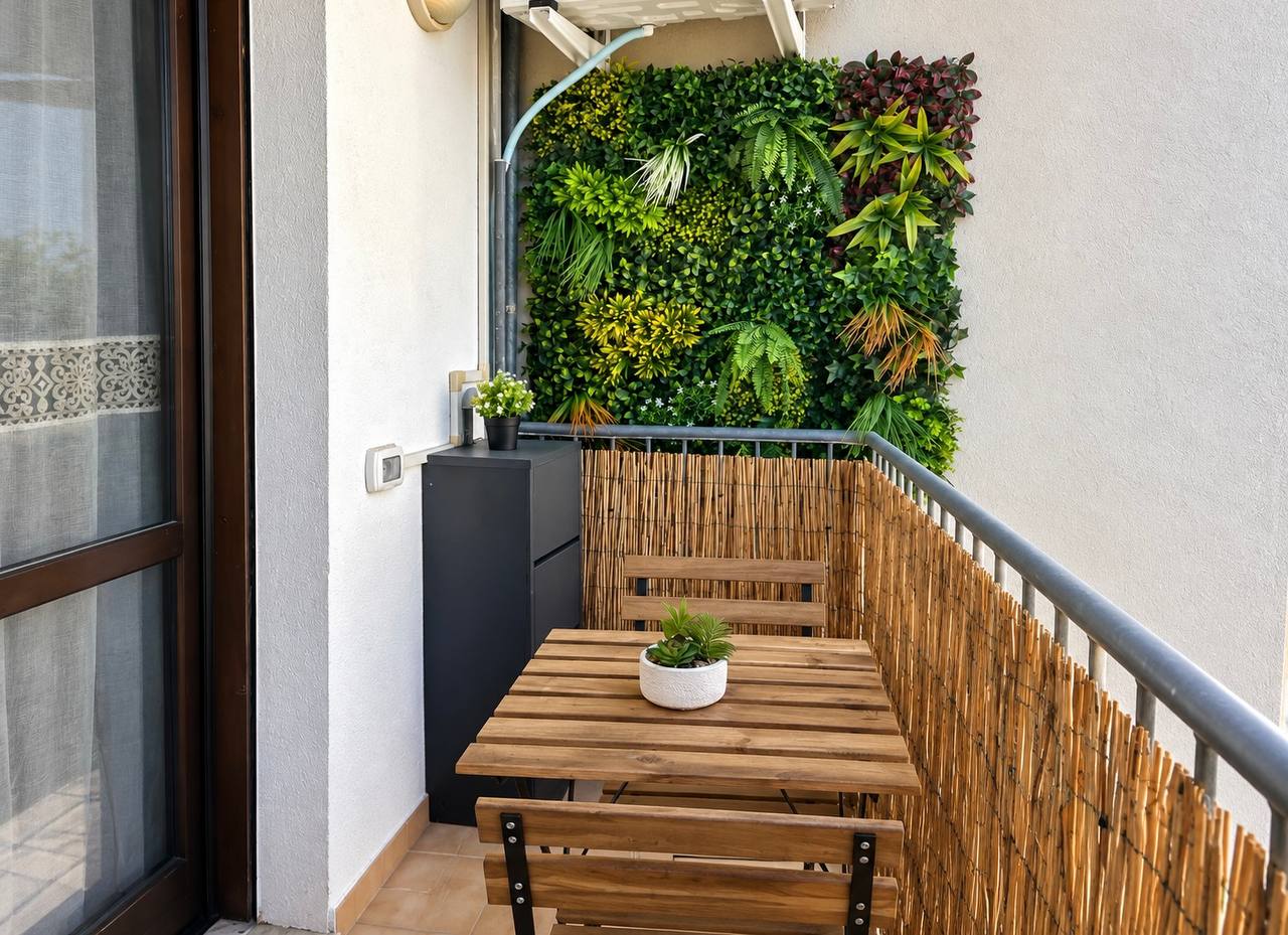 Balcone arredato con tavolo e sedie