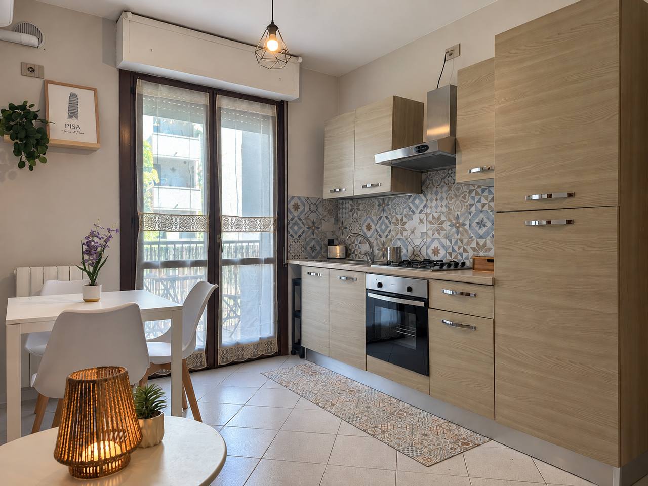 Cucina attrezzata con forno e tavolo
